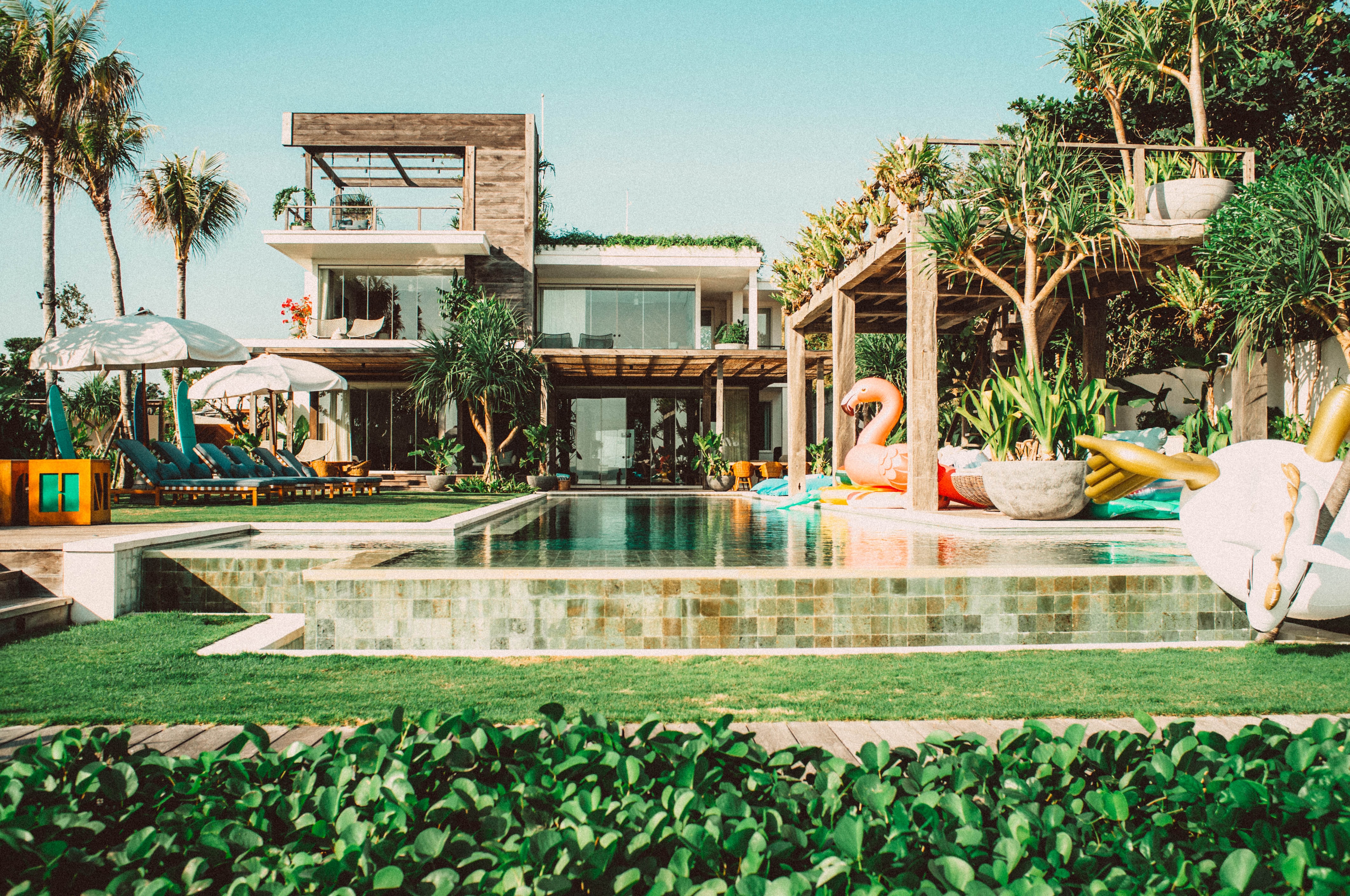 Best Dubai Beach Clubs 2026 - Luxury, Pools, Food & Entertainment